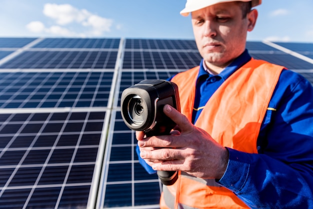 Examen del inspector de módulos fotovoltaicos utilizando una cámara termográfica