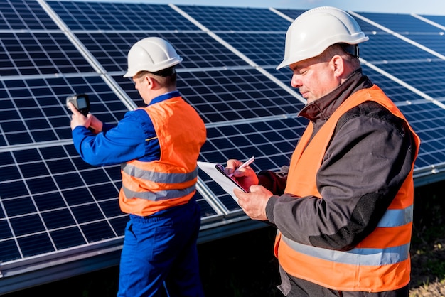 Examen del inspector de módulos fotovoltaicos utilizando una cámara termográfica