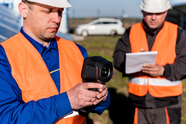 Examen del inspector de módulos fotovoltaicos utilizando una cámara termográfica