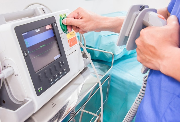 Examen médico EKG o monitor de ECG en la sala de emergencias