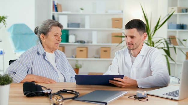 Examen médico preventivo planificado de los ancianos en clínicas consulta de examen médico y ...