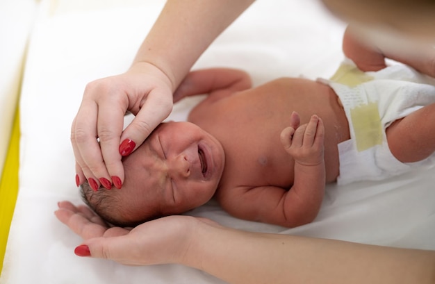 Examen médico de salud Examen de recién nacido en el hospital pediátrico