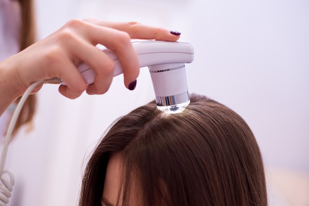 Examen microscópico del cabello y la piel del cuero cabelludo.