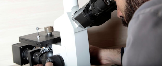 Examen con un microscopio Medición de la dureza del metal