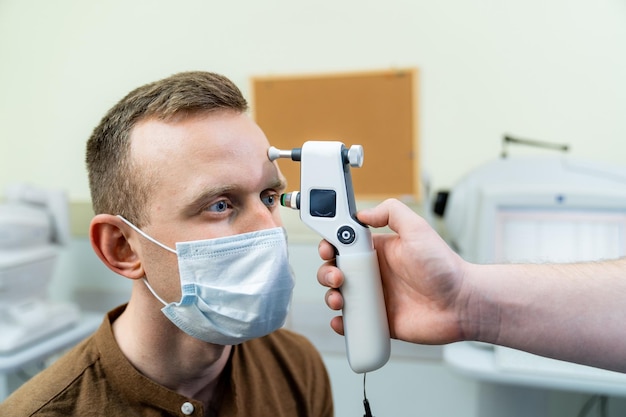 Examen de los ojos en una clínica de oftalmología Comprobación de la vista con dispositivo