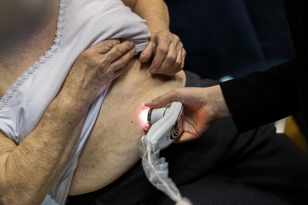 Examen del paciente con un dermatoscopio electrónico.