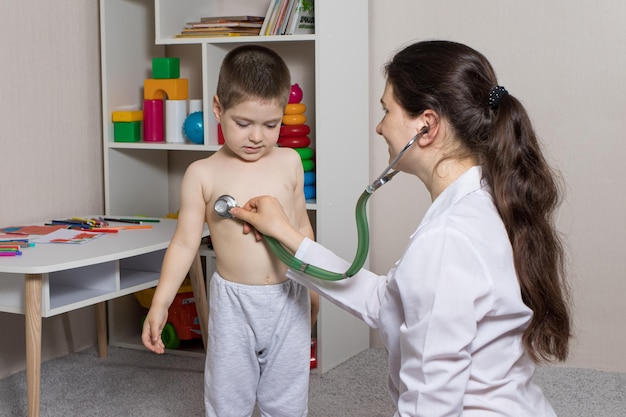 Examen pediátrico de un niño con un estetoscopio.