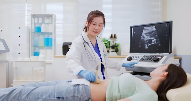 Foto examen por ultrasonido del vientre de la mujer