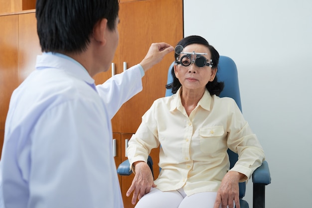 Examen de la vista en el hospital