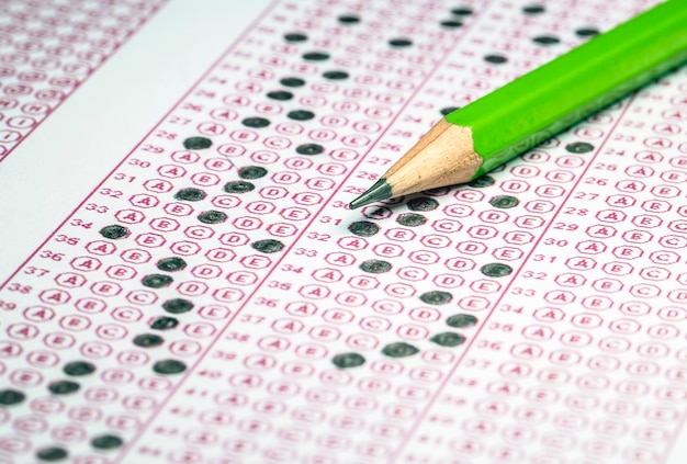 Exámenes prueba papel con dibujo a lápiz opción seleccionada en hojas de respuesta en la escuela