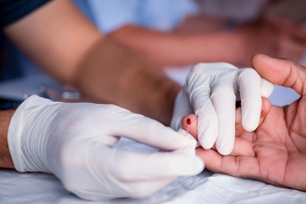 Exames de saúde: fingerstick ou desenho de sangue venoso para hematologia de laboratório