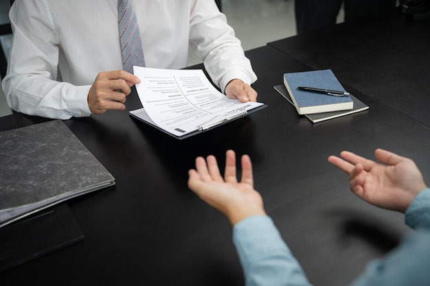 Examinador lendo um currículo durante uma entrevista de emprego no escritório Conceito de negócios e recursos humanos