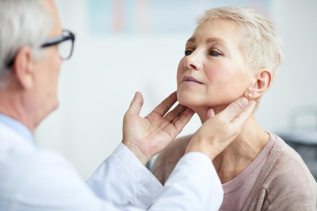 Foto examinando a tireoide dos pacientes