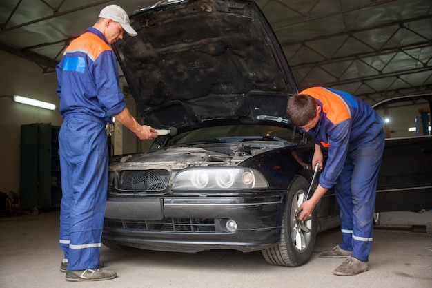 Examinando o carro na oficina de reparação automóvel