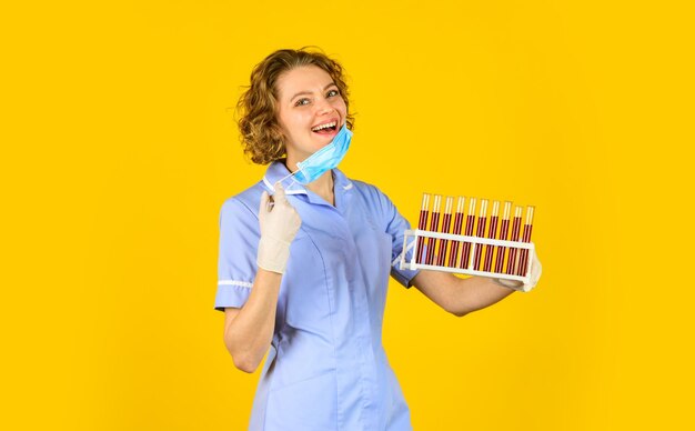 Examinando tecnólogo médico de tubo de ensaio fazendo testes com pesquisa de tubo de ensaio em laboratório de ciências remédio contra coronavírus pesquisador mulher médica tubo de ensaio solução clara em um laboratório