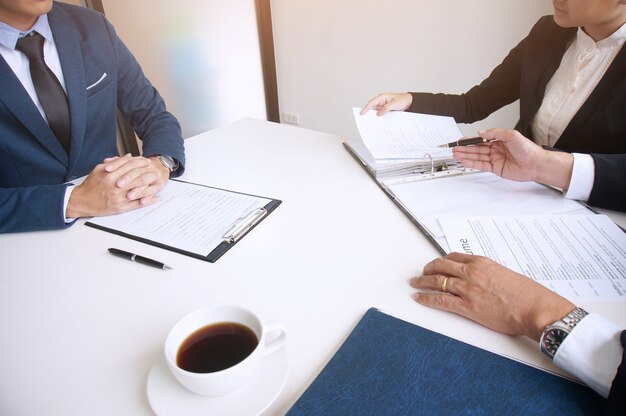 Examiner liest einen Lebenslauf während des Vorstellungsgesprächs im Büro Geschäfts- und Personalkonzept