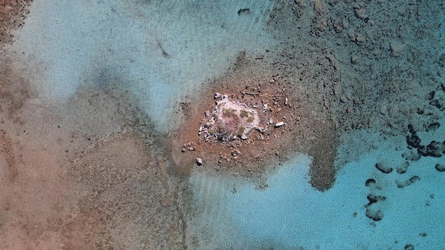 Excavación de los cimientos de un edificio antiguo en una isla marina Vista superior Foto