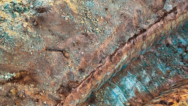 Excavación de suelo en busca de minerales de metales no ferrosos