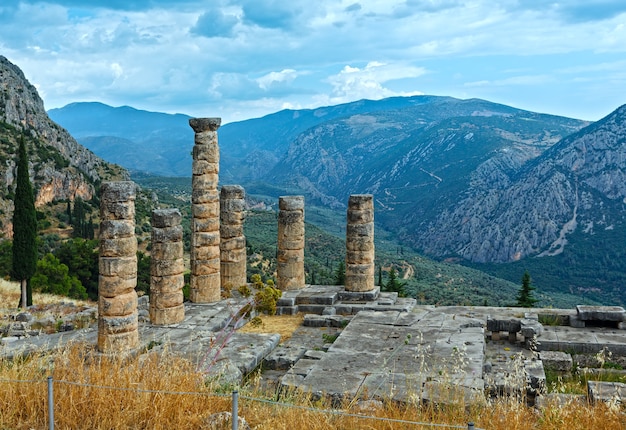 Las excavaciones de la antigua ciudad de Delfos a lo largo de la ladera del monte Parnaso Grecia