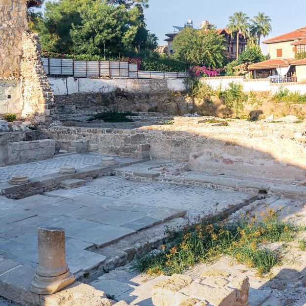 Excavaciones arqueológicas de antiguas ruinas romanas entre barrios modernos en Side, Turquía