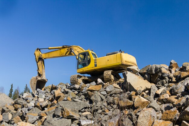 Foto excavadora amarilla y bulldozer en el trabajo en el bosque