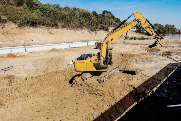 Una excavadora amarilla cavando en un sitio de construcción