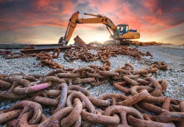 excavadora de cadena frente al cielo del atardecer