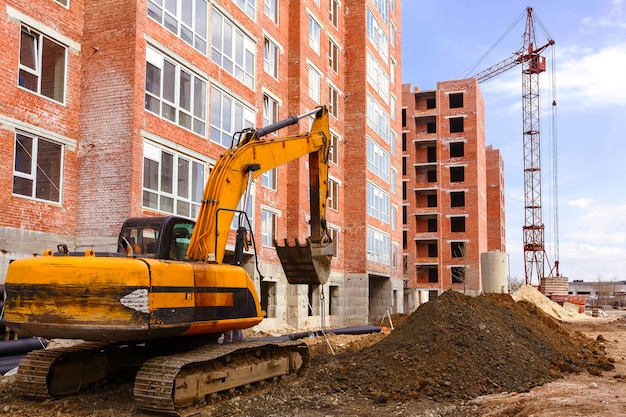 Foto excavadora de cadenas está trabajando en un sitio de construcción