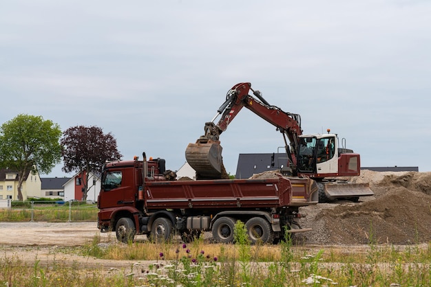 Excavadora cargando grava en un camión