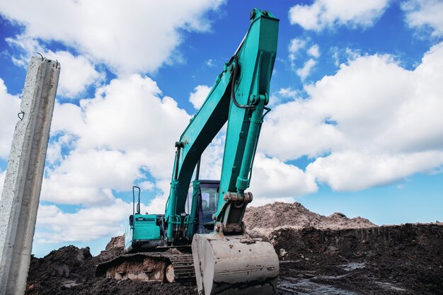 Excavadora con cielo azul.