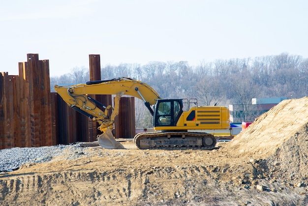 Excavadora en la construcción de carreteras