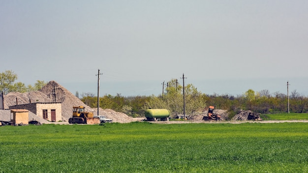 Excavadora en el corral