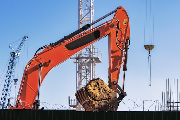 Excavadora de balde com bomba com local de construção de areia