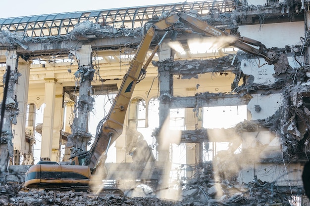 Excavadora de demolición de edificios con brazo mecánico largo Destrucción de la reconstrucción de una casa