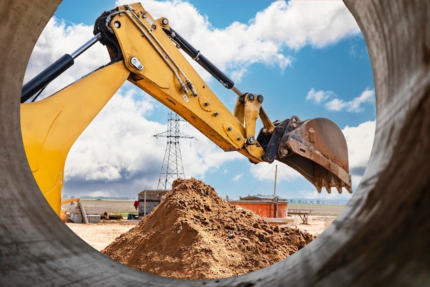 Excavadora excava pilotes Movimiento de tierras para la construcción de los cimientos Equipo de construcción para el dispositivo de pilotes Trabajo preparatorio para enrejado