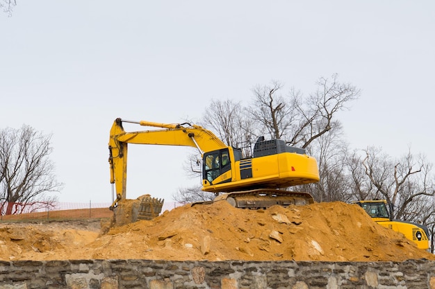 excavadora excavando el suelo