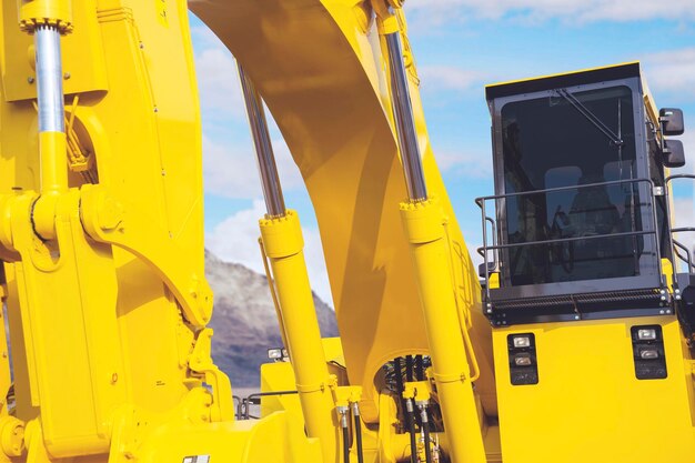 Foto excavadora hidráulica en el sitio de construcción