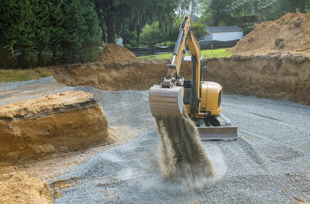 Excavadora industrial para obra de construcción de cimientos, detalles de cucharón, gravilla