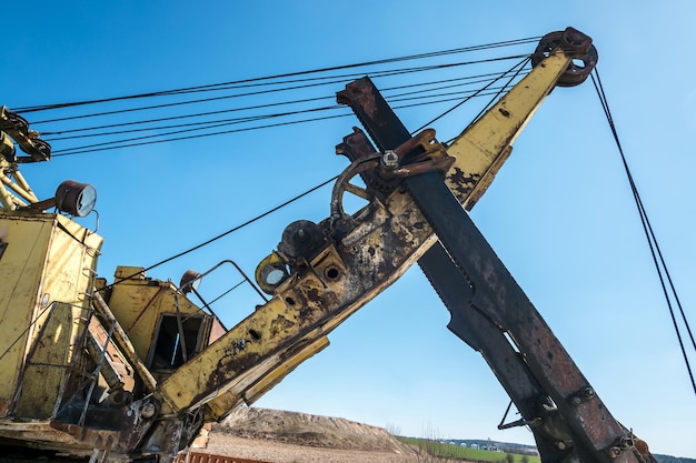 Excavadora minera abandonada oxidada vieja enorme