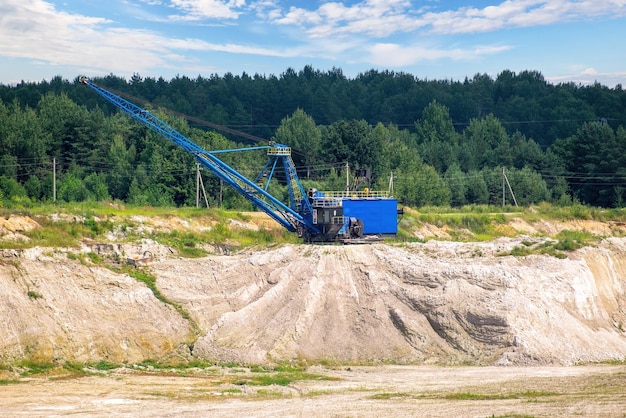 La excavadora minera trabaja en la cantera de tiza Industria minera pesada y equipos para trabajar en minas a cielo abierto