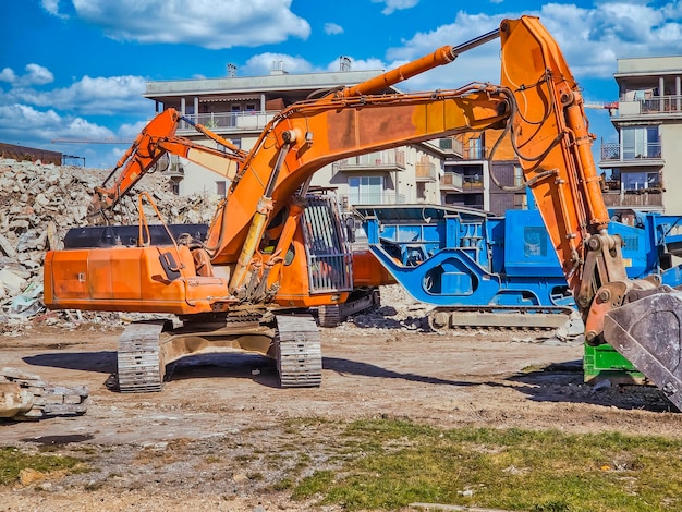 Excavadora naranja en el sitio de construcción