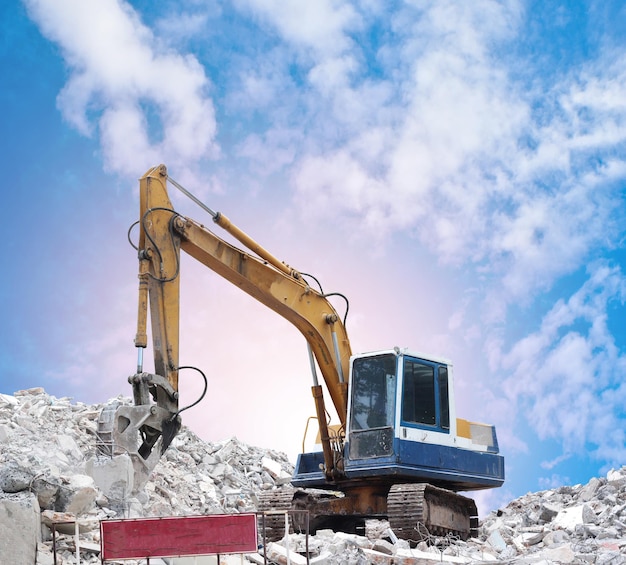 Excavadora no canteiro de obras