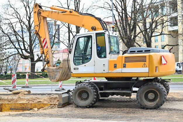 La excavadora o excavadora amarilla moderna realiza trabajos de excavación al aire libre