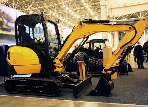 Excavadora de orugas pesadas en exhibición de automóviles municipales
