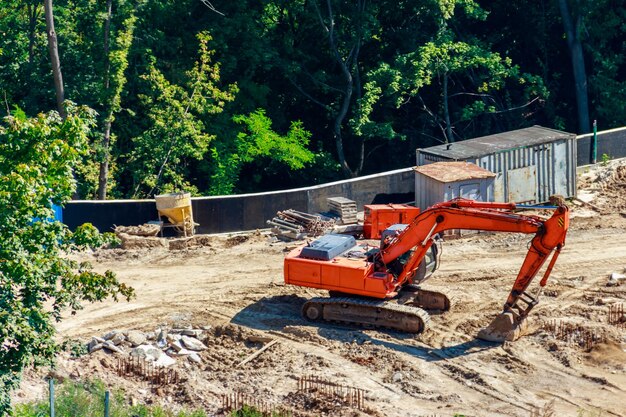 Excavadora pesada en el sitio de construcción