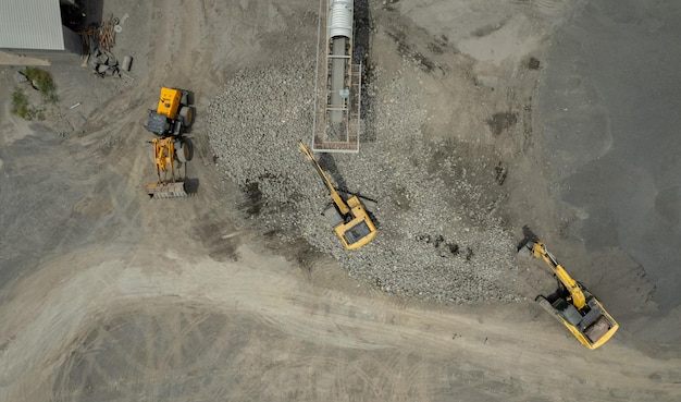 Excavadora sacando rocas