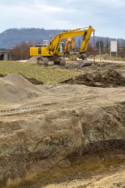 excavadora en un sitio de construcción