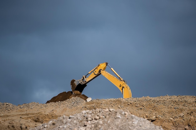 Excavadora sobre orugas trabajando en un sitio de construcción de carreteras