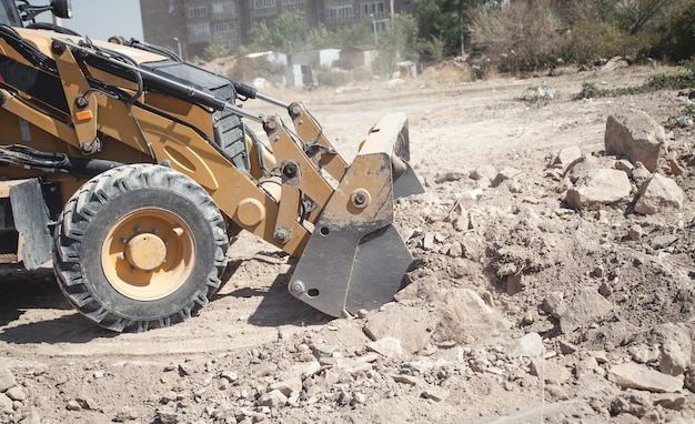 La excavadora trabaja en un sitio de construcción.