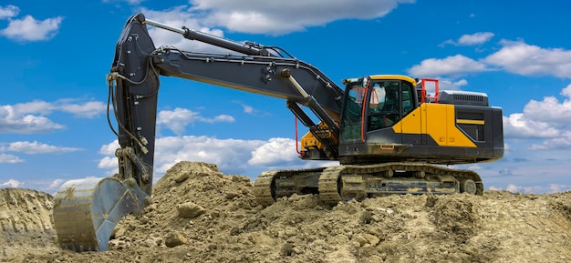 Excavadora trabajando en un sitio de construcción